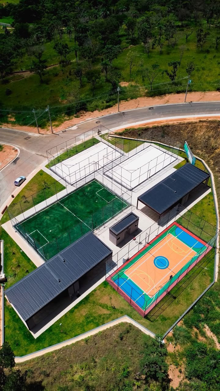 Área de lazer com quadras no Retiro das Águas